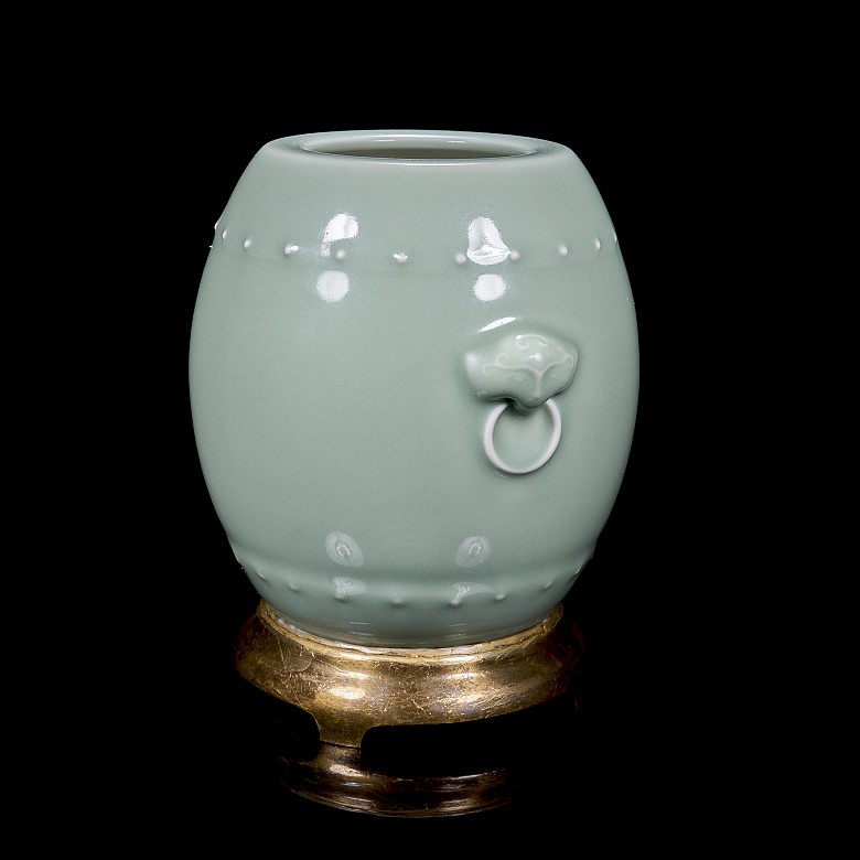 Jarrón de porcelana esmaltada con pie de bronce, dinastía Qing