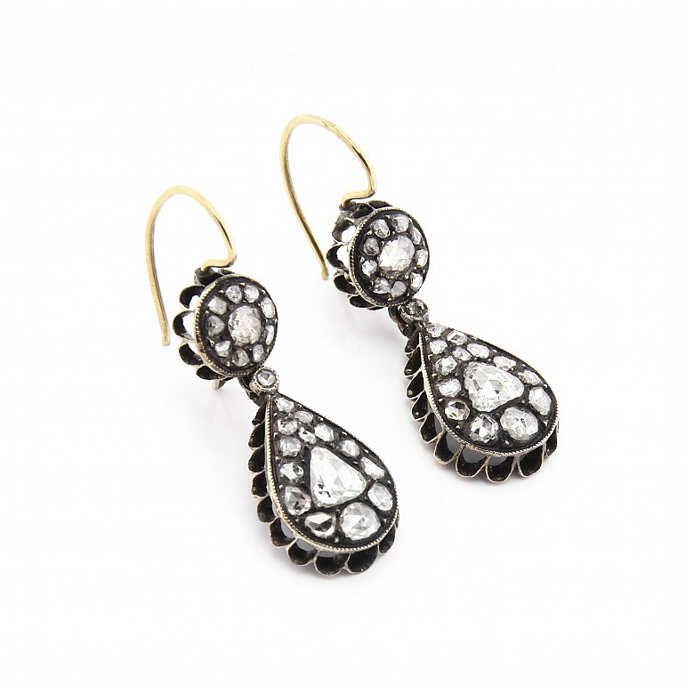 Pendientes isabelinos en oro de 18k con diamantes.