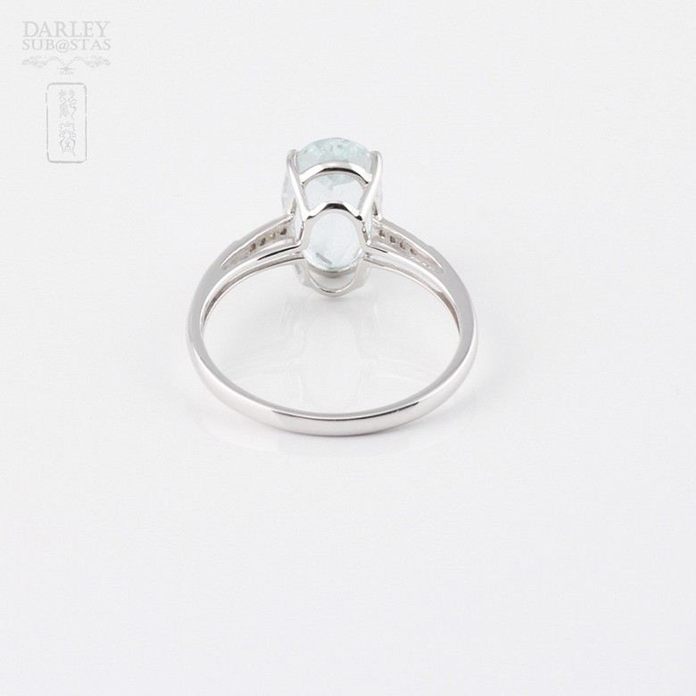 Ring in 18k white gold with Aquamarine and diamonds.