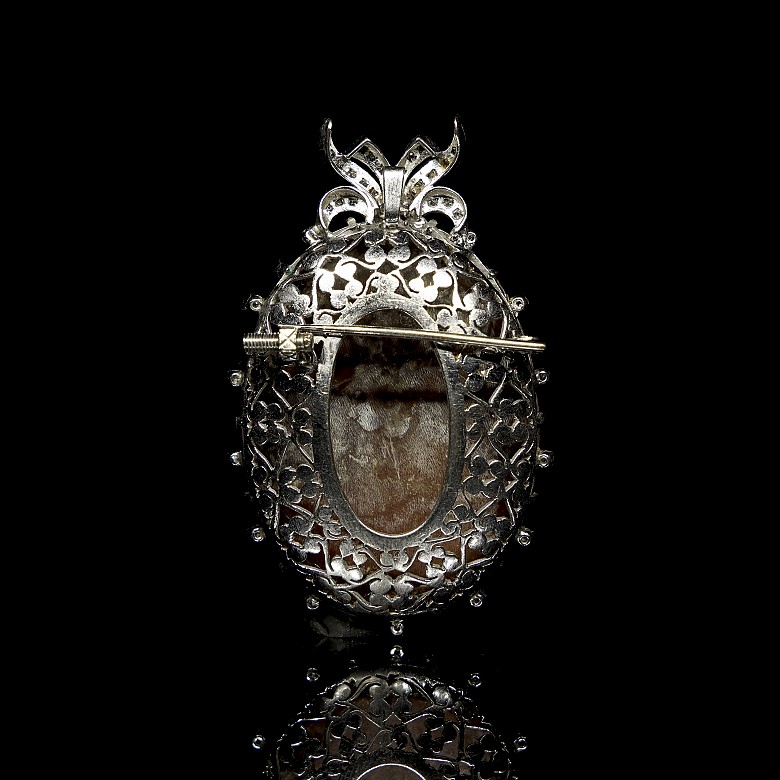 Cameo brooch mounted in white gold