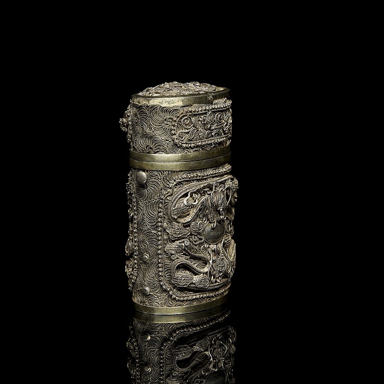 Small silver box ‘Lotuses’, 19th century