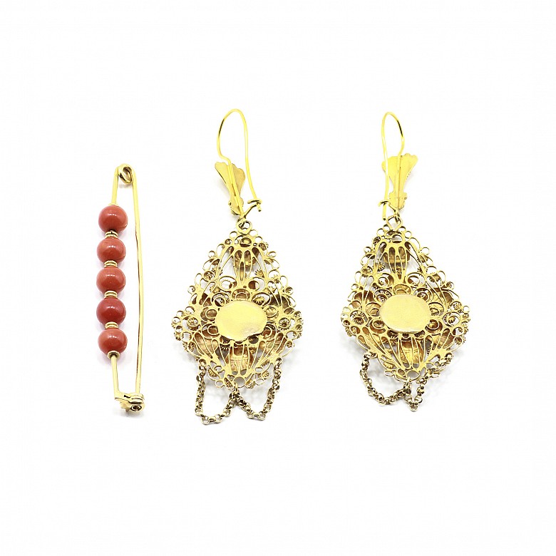 18k yellow gold clasp and 14k yellow gold earrings, with coral.