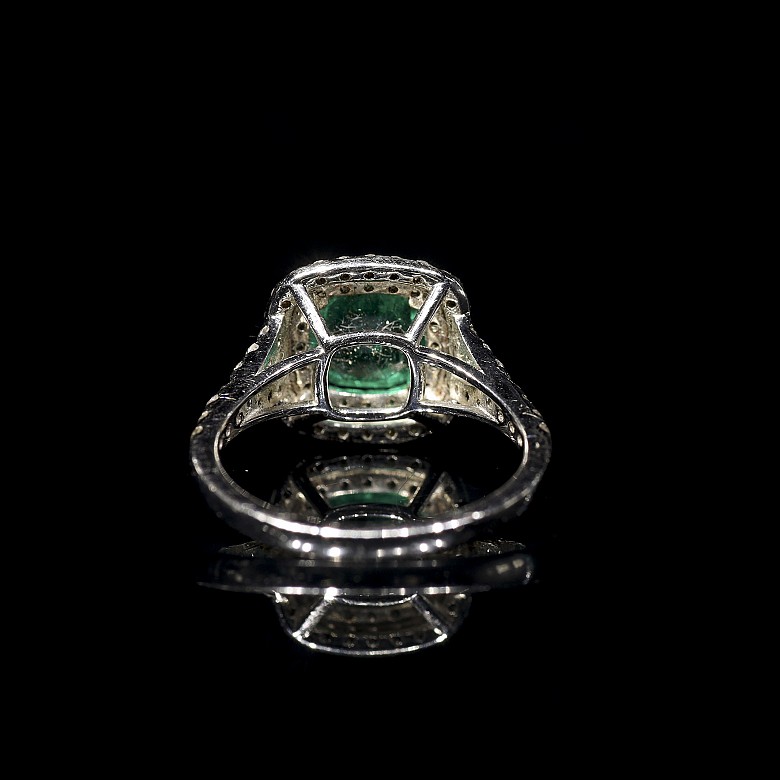 White gold ring with emerald and brilliants - 3