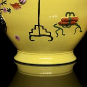 Porcelain vase ‘Famille Jaune Rouleau’, with Qianlong Seal