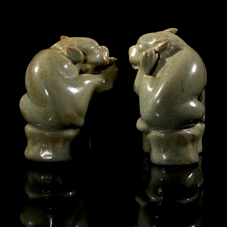 Pair of glazed ceramic ‘Lions’ figures, Qing dynasty