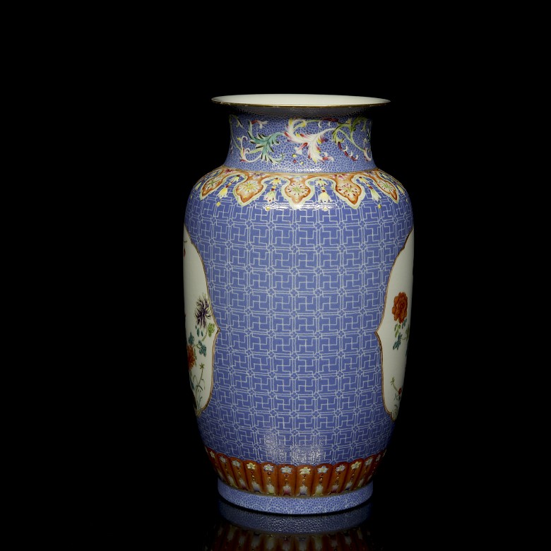 Small glazed porcelain vase ‘Birds’, with Qianlong mark