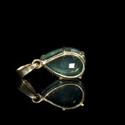 Yellow gold with emerald pendant