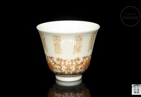 Small enamelled porcelain mug ‘Lotuses and characters’, with Tongzhi mark