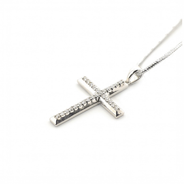 Cruz de oro blanco, con diamantes