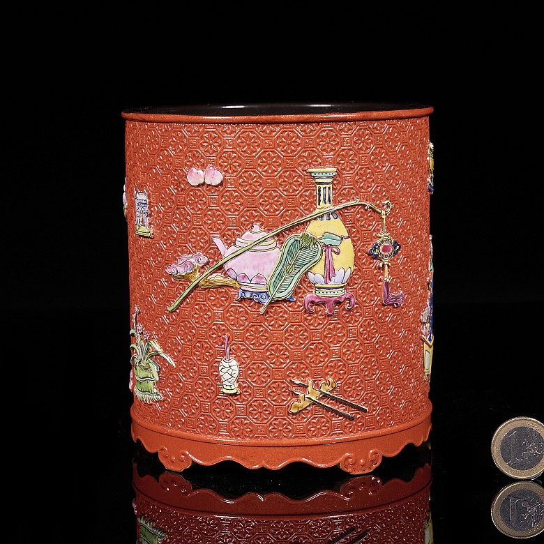 Glazed porcelain brush pot “Eight treasures”, Qing dynasty with Qianlong seal