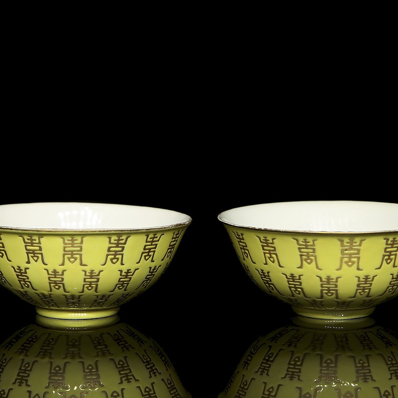 Pair of porcelain bowls famille rose, with Tongzhi seal