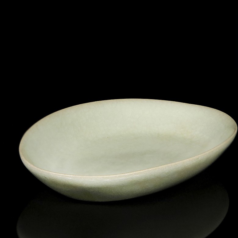 Blue glazed oval dish, Ruyao style