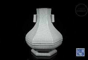 Hexagonal vase with ‘Geyao’ glaze, Qing dynasty