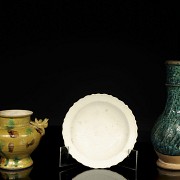 Three pieces of glazed pottery, 20th century