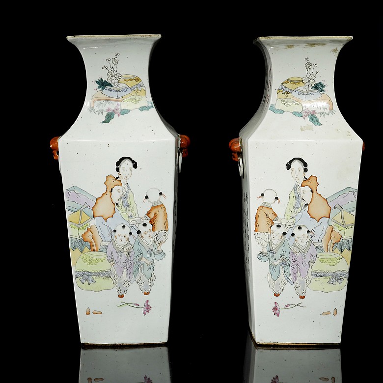 Pair of vases 