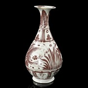 Yuhuchunping “Fish” vase with white and red enamels, Yuan style