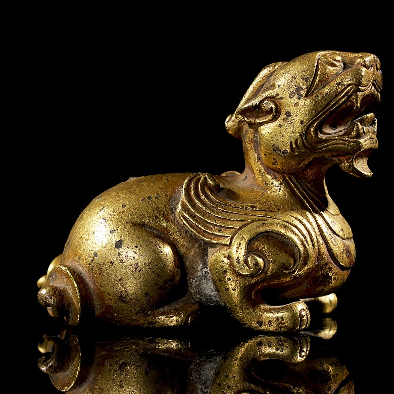 Figura de bronce dorado 