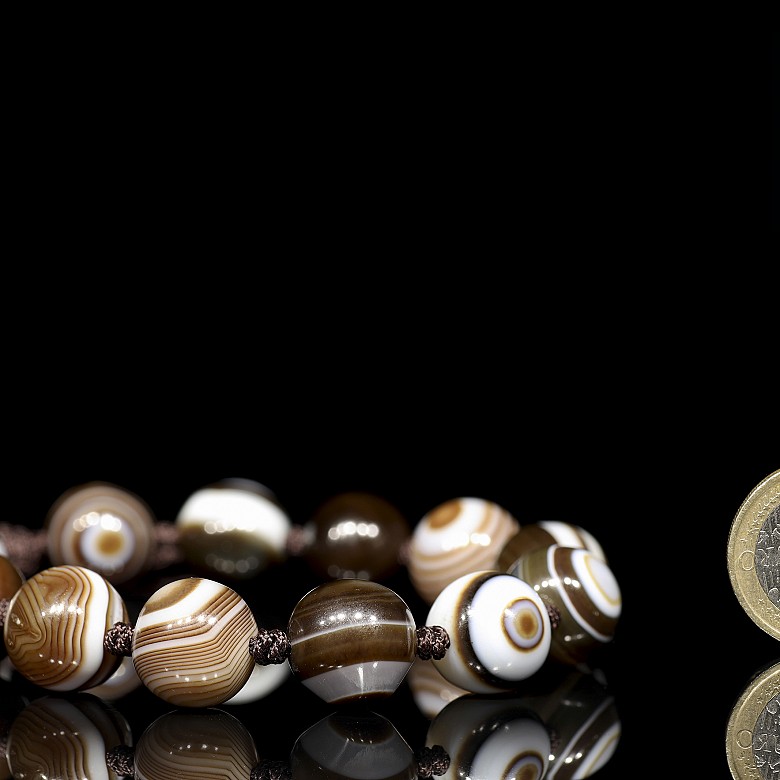 Bracelet with thirteen agate beads, 20th century