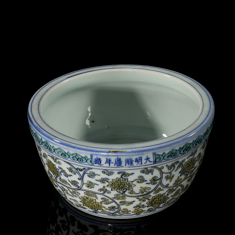 Doucai porcelain container for ‘Lotus’ brushes, with Longqing marking