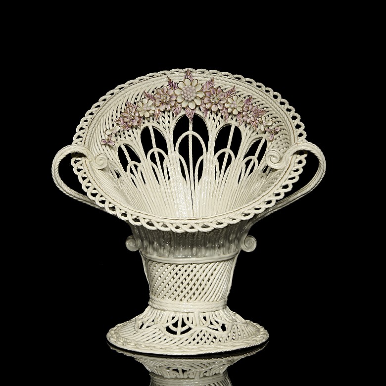 Manises porcelain centrepiece, 20th century