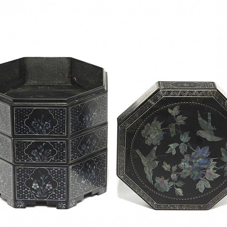 A paints box in lacquered wood and mother-of-pearl, 19th - 20th century