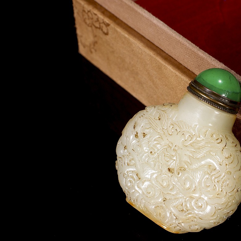 Carved jade ‘Dragon’ snuff bottle, Qing dynasty