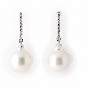 Pearl earrings in 18k white gold and diamonds.