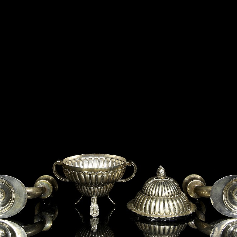 Dos candeleros y un recipiente de plata, s.XX