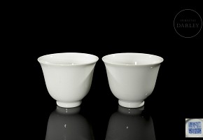 Pareja de tazas de porcelana blanca, con marca Qianlong