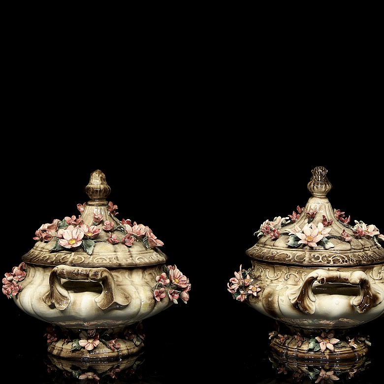 Capodimonte porcelain ‘Pair of soup tureens’, 20th century