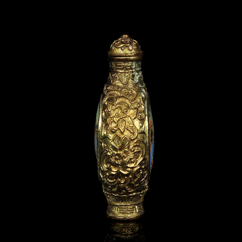 Snuff bottle ‘Gallant Scene’, with Qianlong brand name