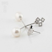 Pearl earrings in 18k white gold and diamonds.