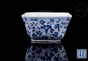 Cuenco cuadrado de porcelana esmaltada azul y blanco, dinastía Qing