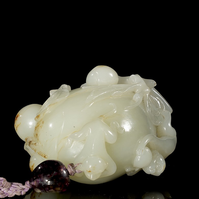 Carved jade figurine ‘Monkeys and Peaches’, Qing dynasty