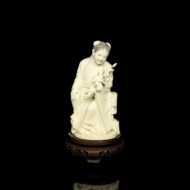 Carved ivory figure ‘Lady with a bouquet’, early 20th century