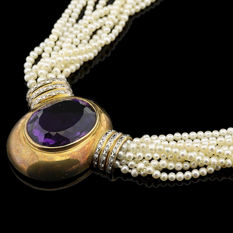 Pearl necklace, 18k yellow gold and an amethyst