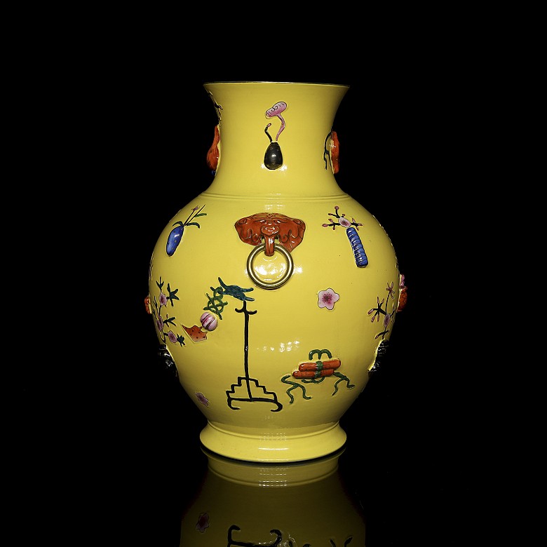 Porcelain vase ‘Famille Jaune Rouleau’, with Qianlong Seal