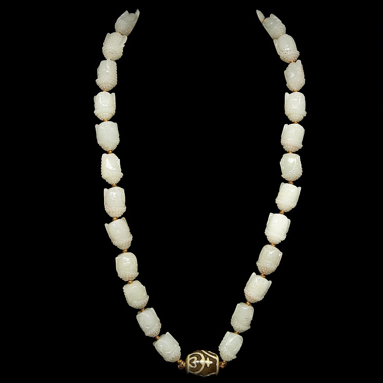 Necklace with white jade beads, Qing dynasty