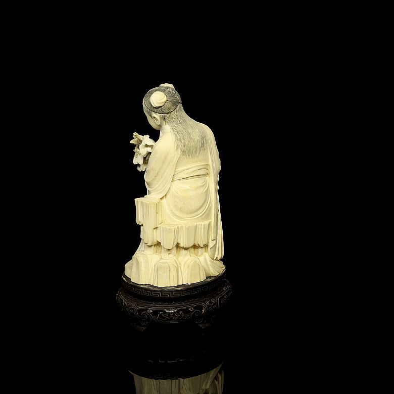 Carved ivory figure ‘Lady with a bouquet’, early 20th century