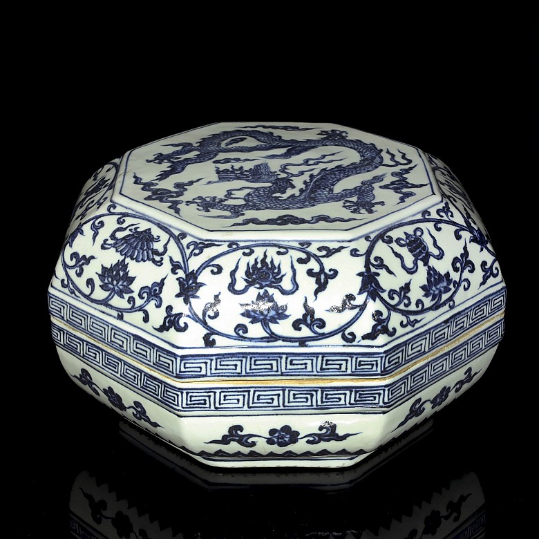 Blue and white porcelain octagonal box, 20th century