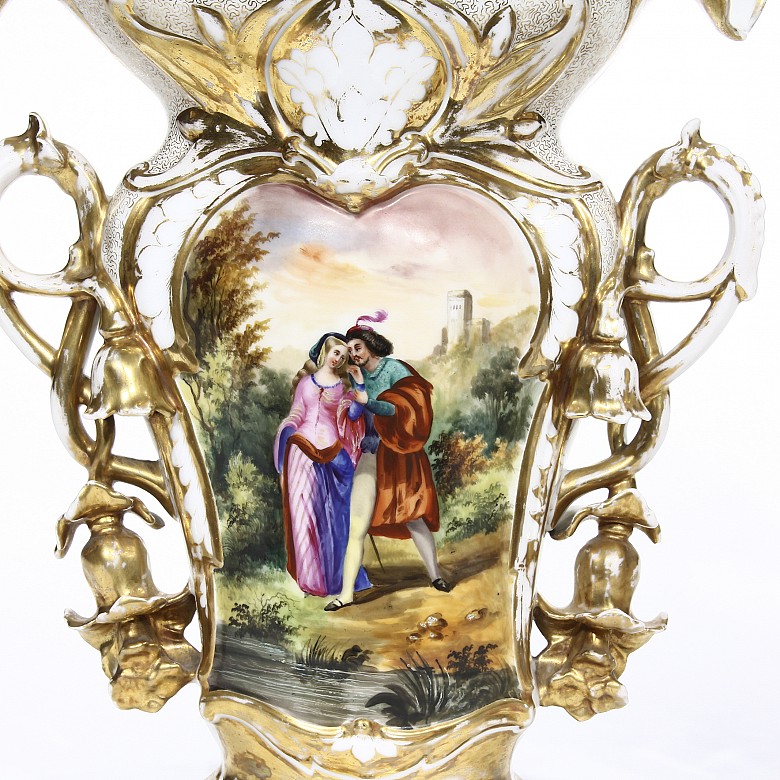 Pareja de jarrones isabelinos de porcelana, s.XIX