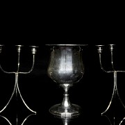 Conjunto candelabros y copa de metal plateado, s. XX