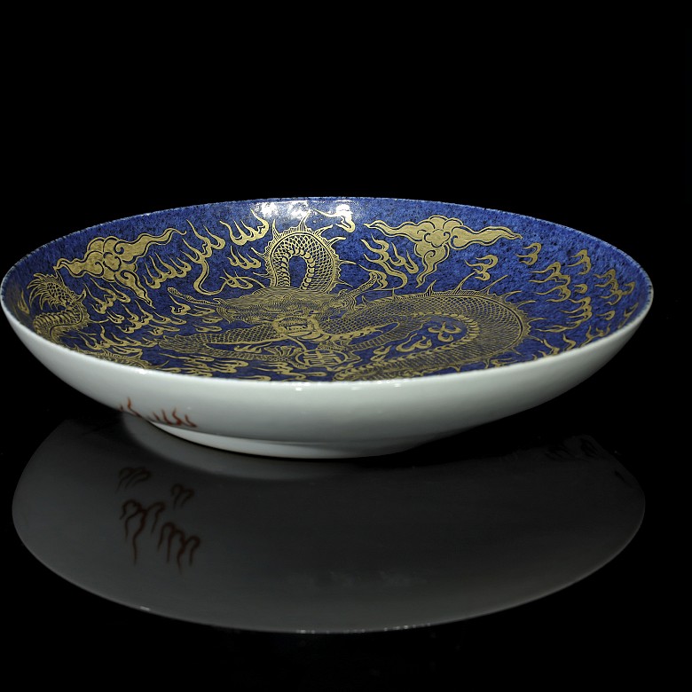 Large Chinese porcelain dish, 20th century