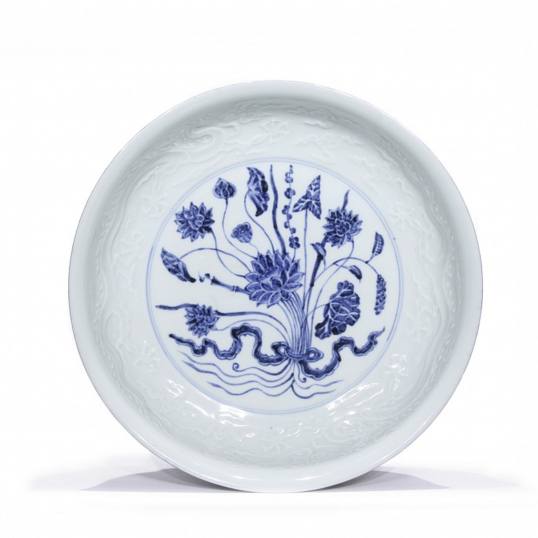 Large porcelain plate with bouquet and dragons, 20th century