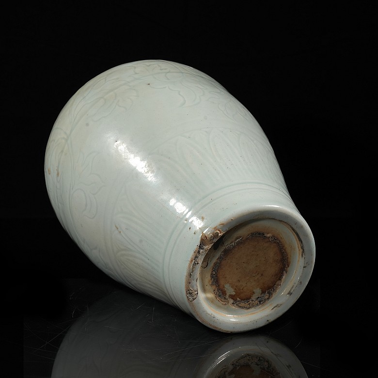 Celadon ware ‘Leaves’ vase, Song dynasty