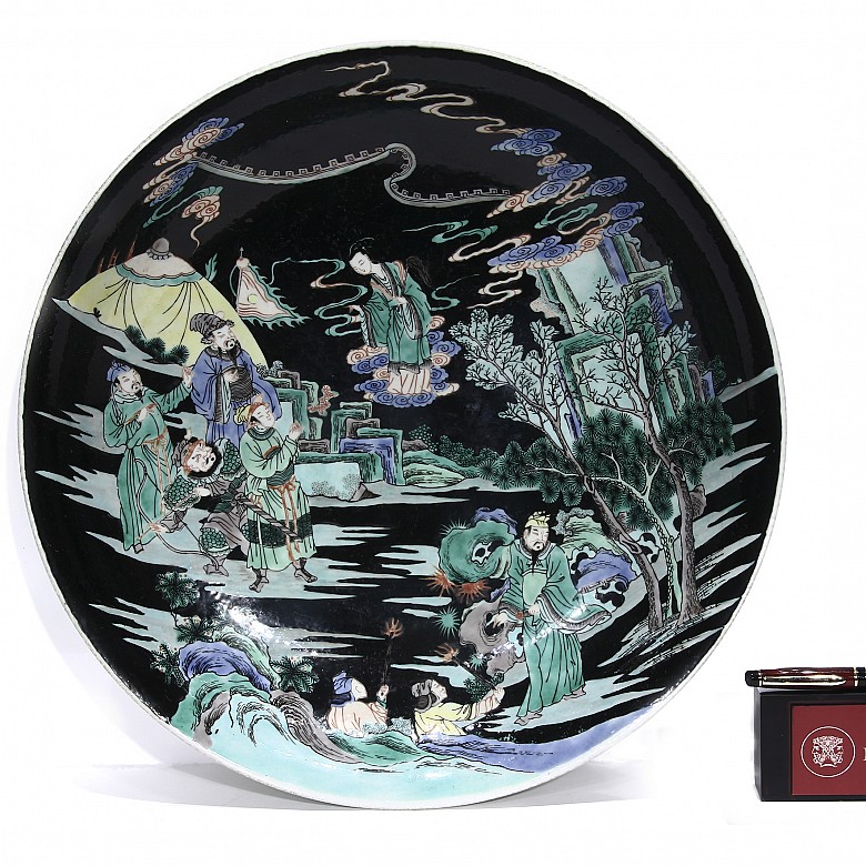 Large porcelain plate, black family, Qing dynasty.