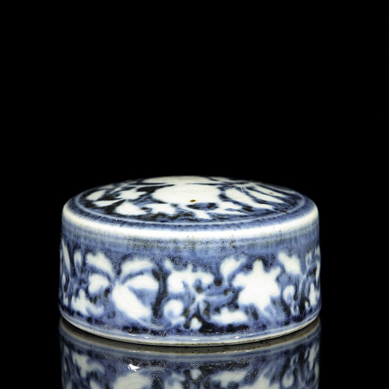 Chinese porcelain paperweight, 20th century