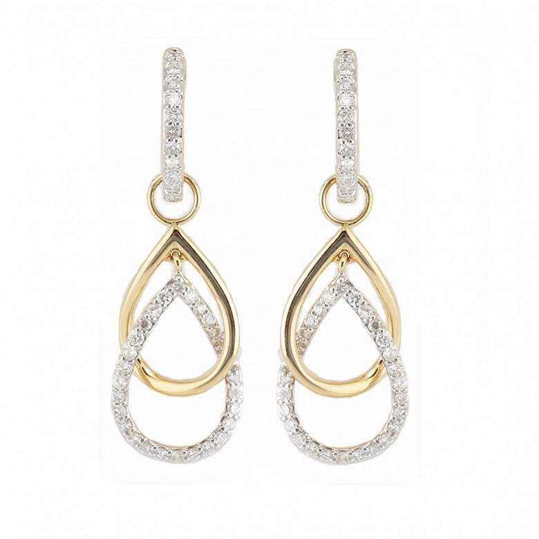 Pair of earrings with movement, in 18k yellow gold and 74 diamonds total weight 0.70cts.