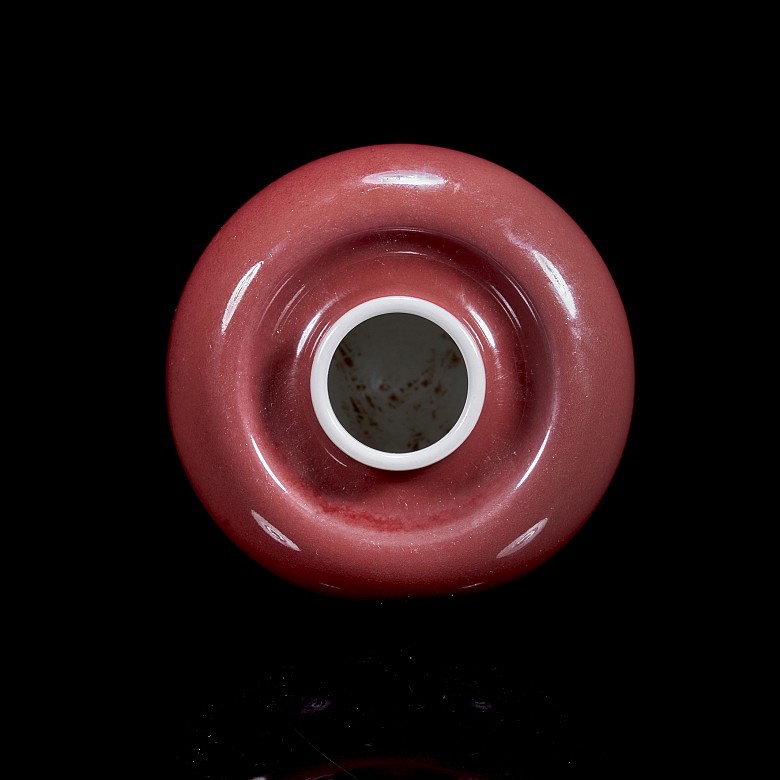 Red enamelled porcelain vessel, with Kangxi mark