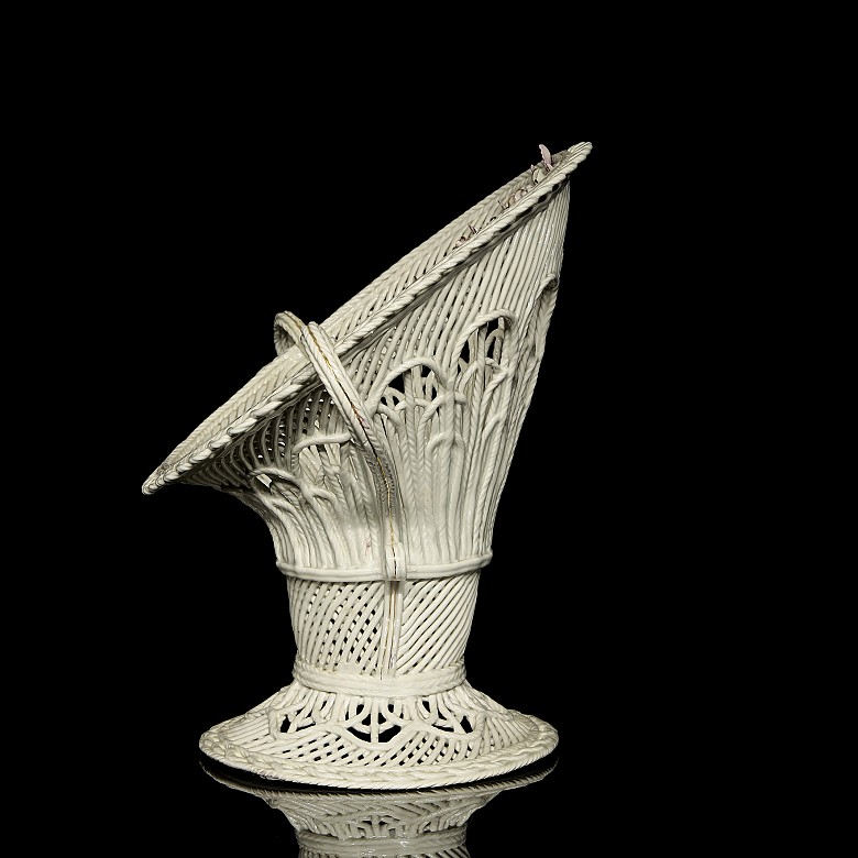 Manises porcelain centrepiece, 20th century